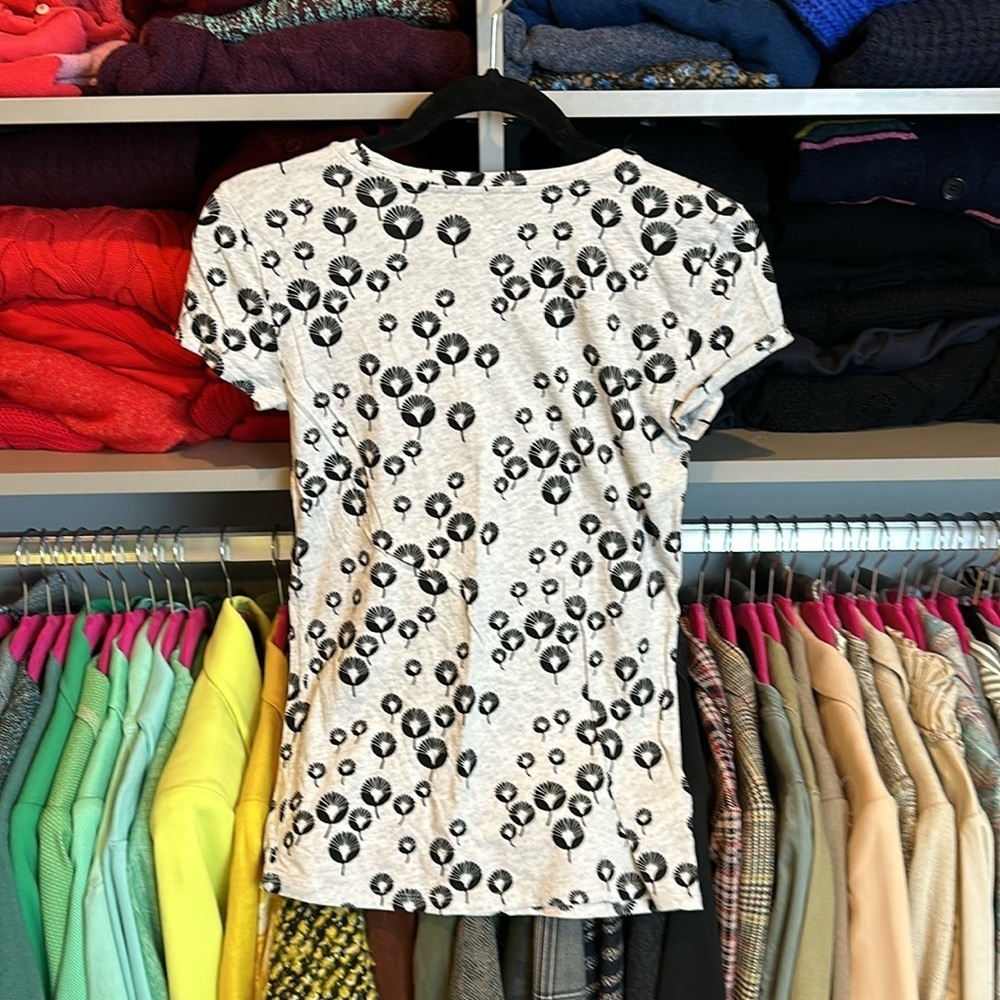 Loft gray with black print short sleeve scoop neck top size XS - Picture 3 of 3